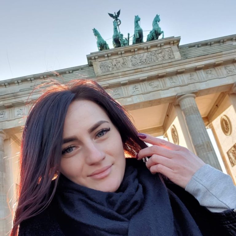 Foto: Teilnehmerin vor Brandenburger Tor beim Kleingruppen-SW