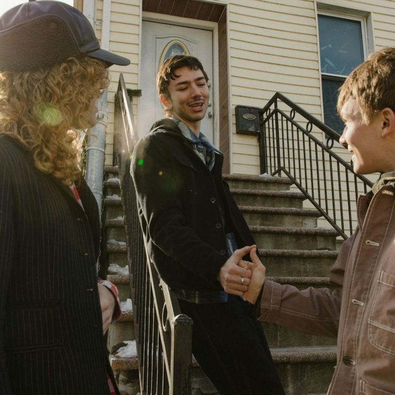 Brustfoto: Beispielteilnehmer mit verschränkten Armen