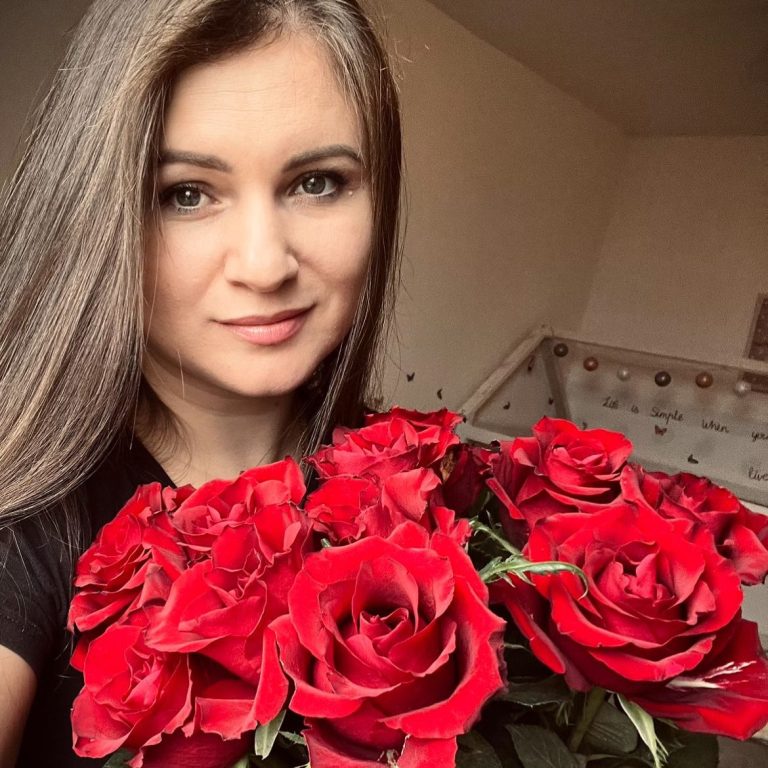 Foto. Teilnehmerin mit Rosen beim Kleingruppen-Sprachwandern