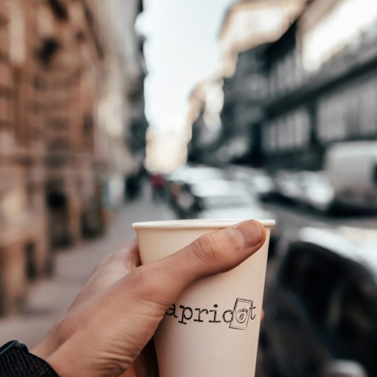 Straßenaufnahme: Person macht Pause in Cafe´beim Touristischen Sprachwandern
