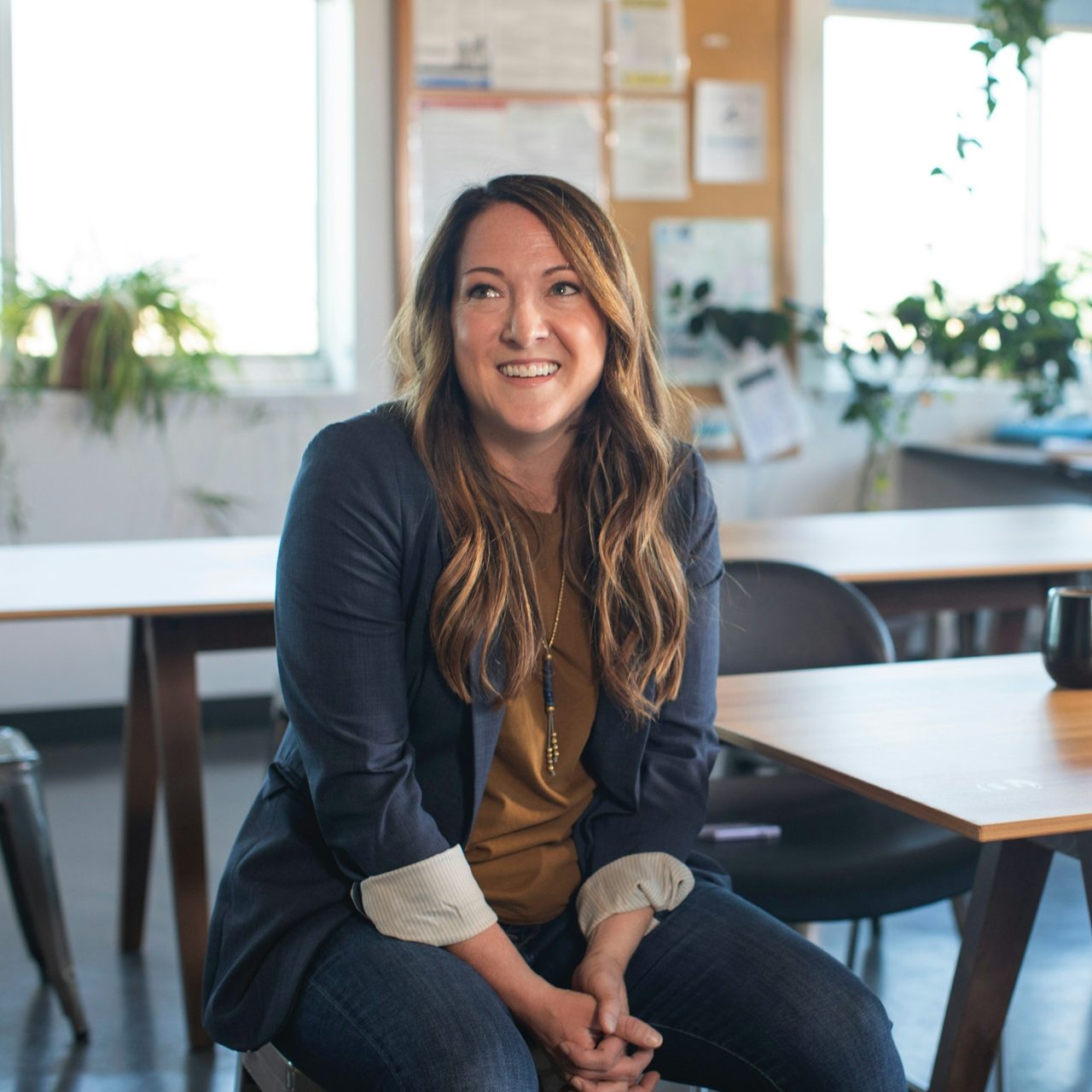 Klassenfoto: Teilnehmerin sitzt allein im Klassenraum