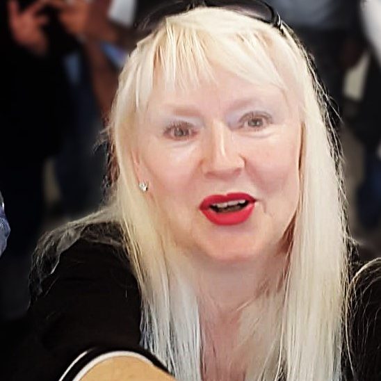 Foto: Sprachbegleiterin Helena mit fröhlicher Einladungsgeste vor Berliner Schloß