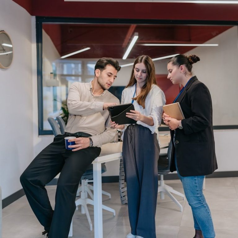 Begrüßungsfoto: Sprachbegleiterin nah und vor den Teilnehmenden